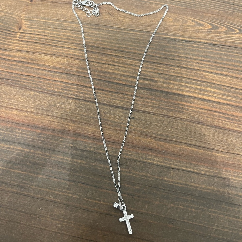 Cross Necklace
Great condition
Costume Jewelry